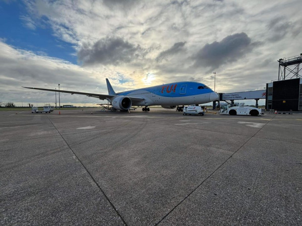 TUI Airways B787-8 G-TUIB_3.jpg