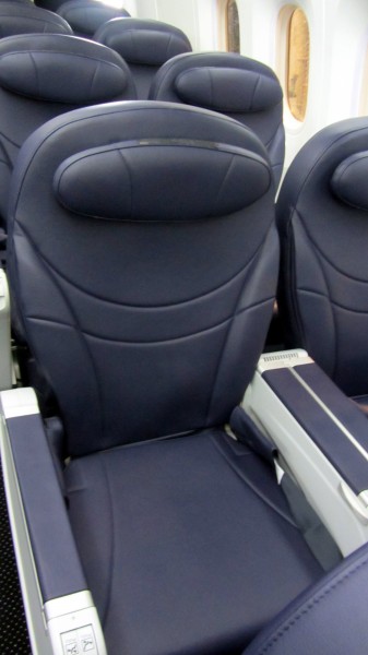 Comfort class seat (2-3-2)