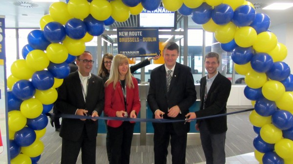 Cutting the ribbon, from left to right: Leon Verhallen (Brussels Airport), Danielle Neyts (Tourism Ireland representative in Belgium), Eamonn Mac Aodha (Ambassador of Ireland in Belgium), Yann Delomez (marketing manager of Ryanair for Belgium, France and Morocco)