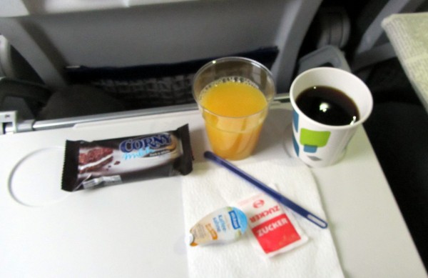 Very light breakfast: orange juice, cereal bar, coffee