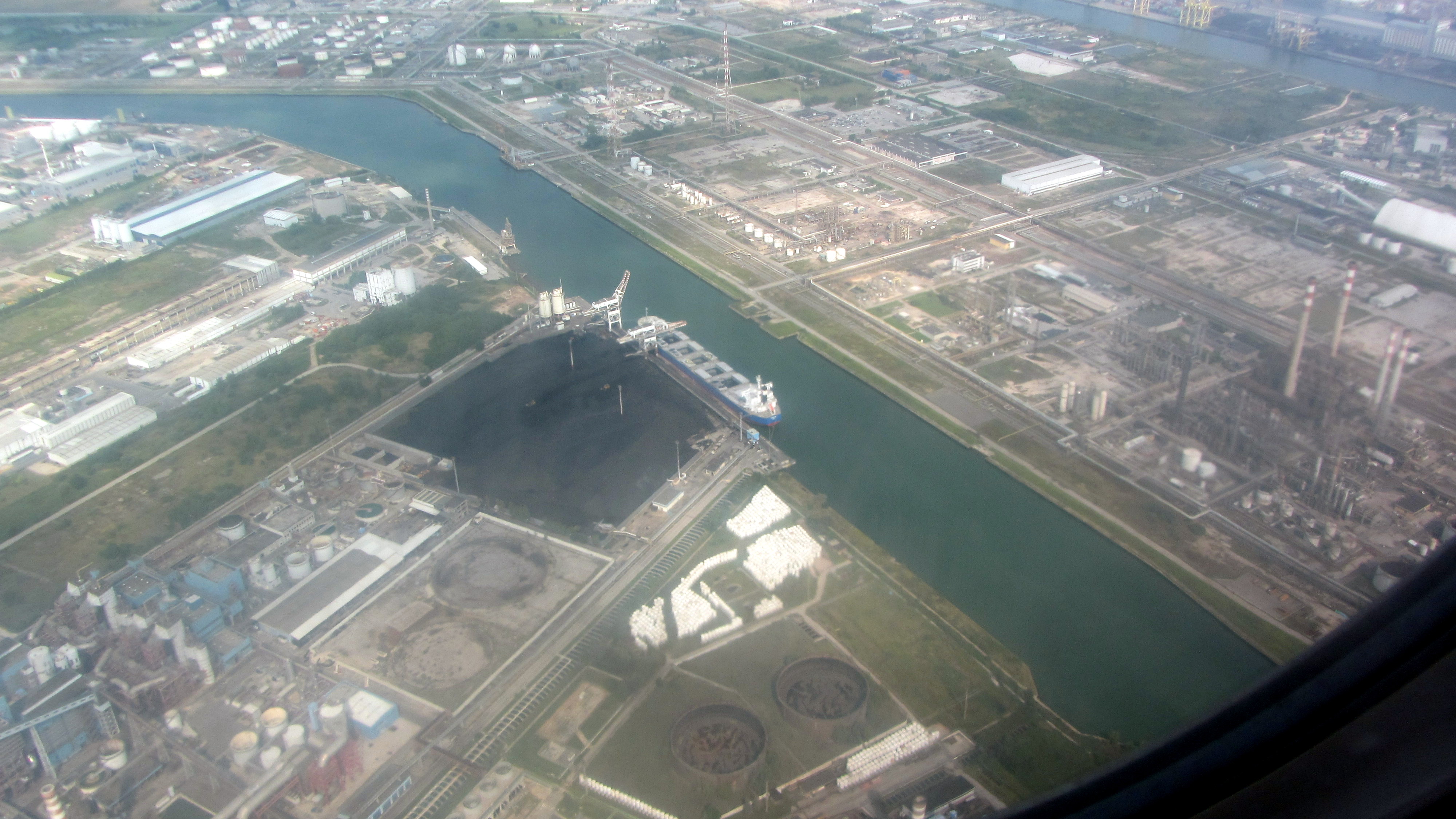 Descent towards Venice: the industrial area and harbour