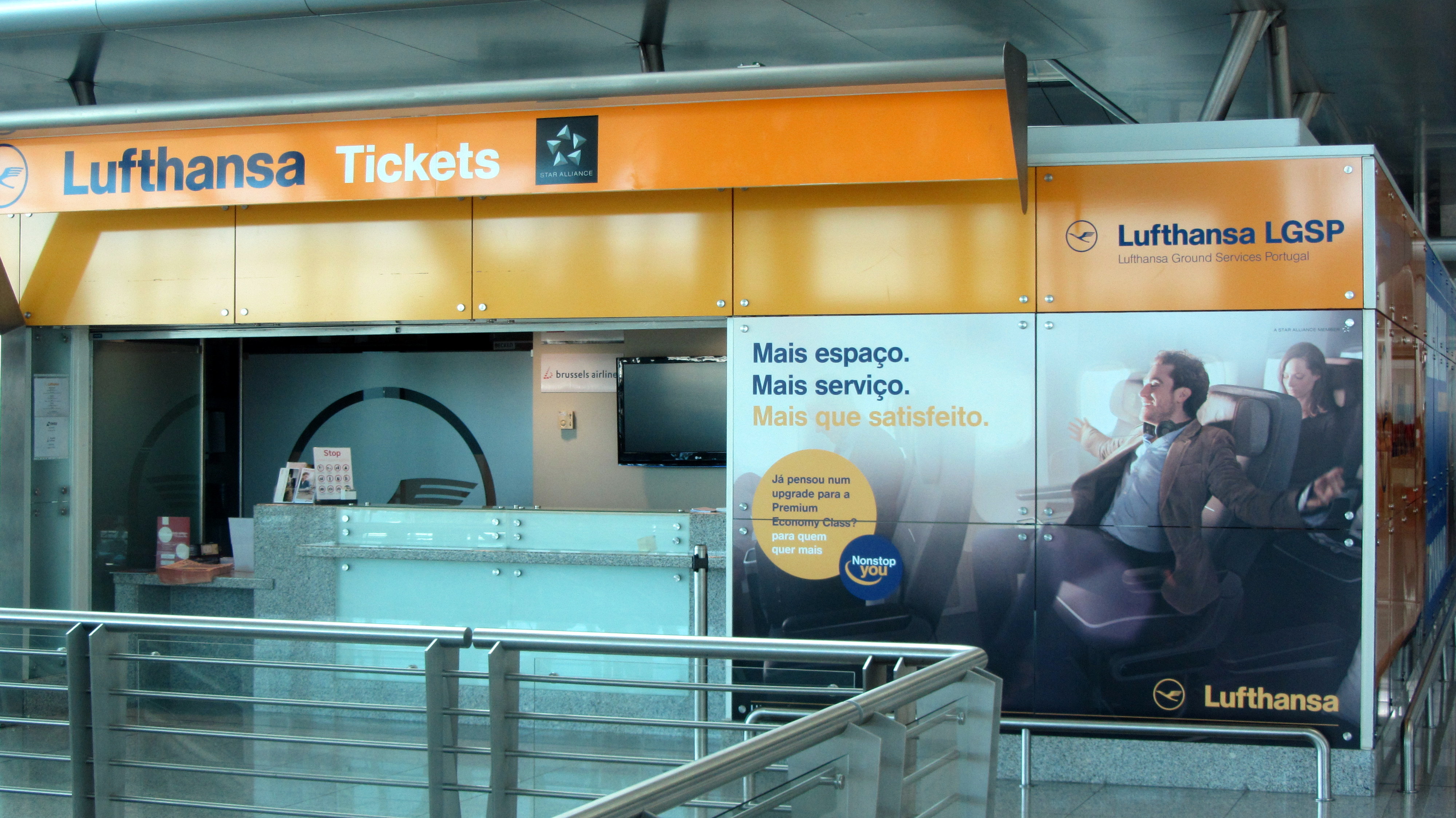 Do you see the very little &quot;Brussels Airlines&quot; sign in the Lufthansa ticket office?