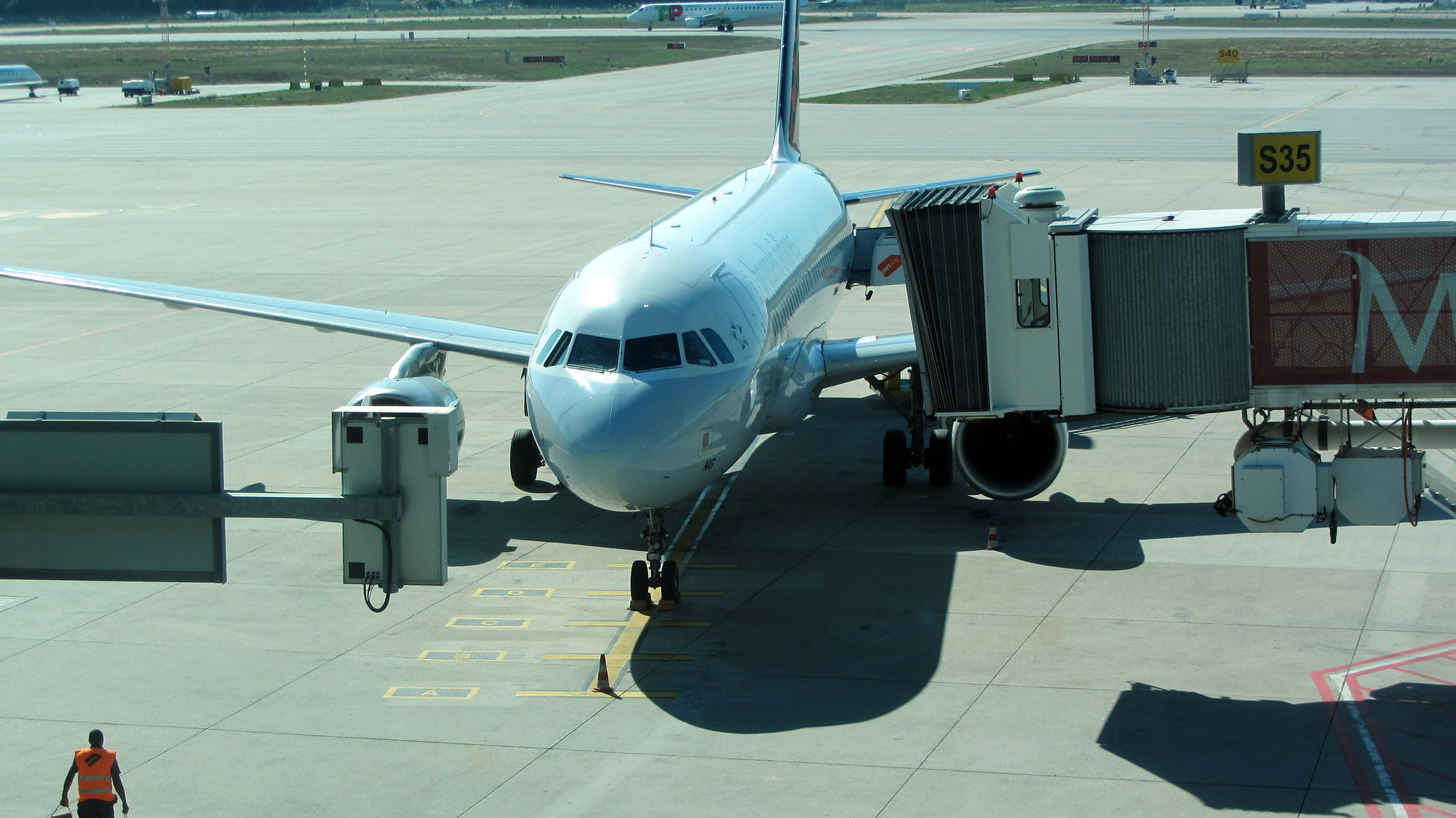 Our aircraft, Airbus A320 registered OO-SNG, arriving at gate 35