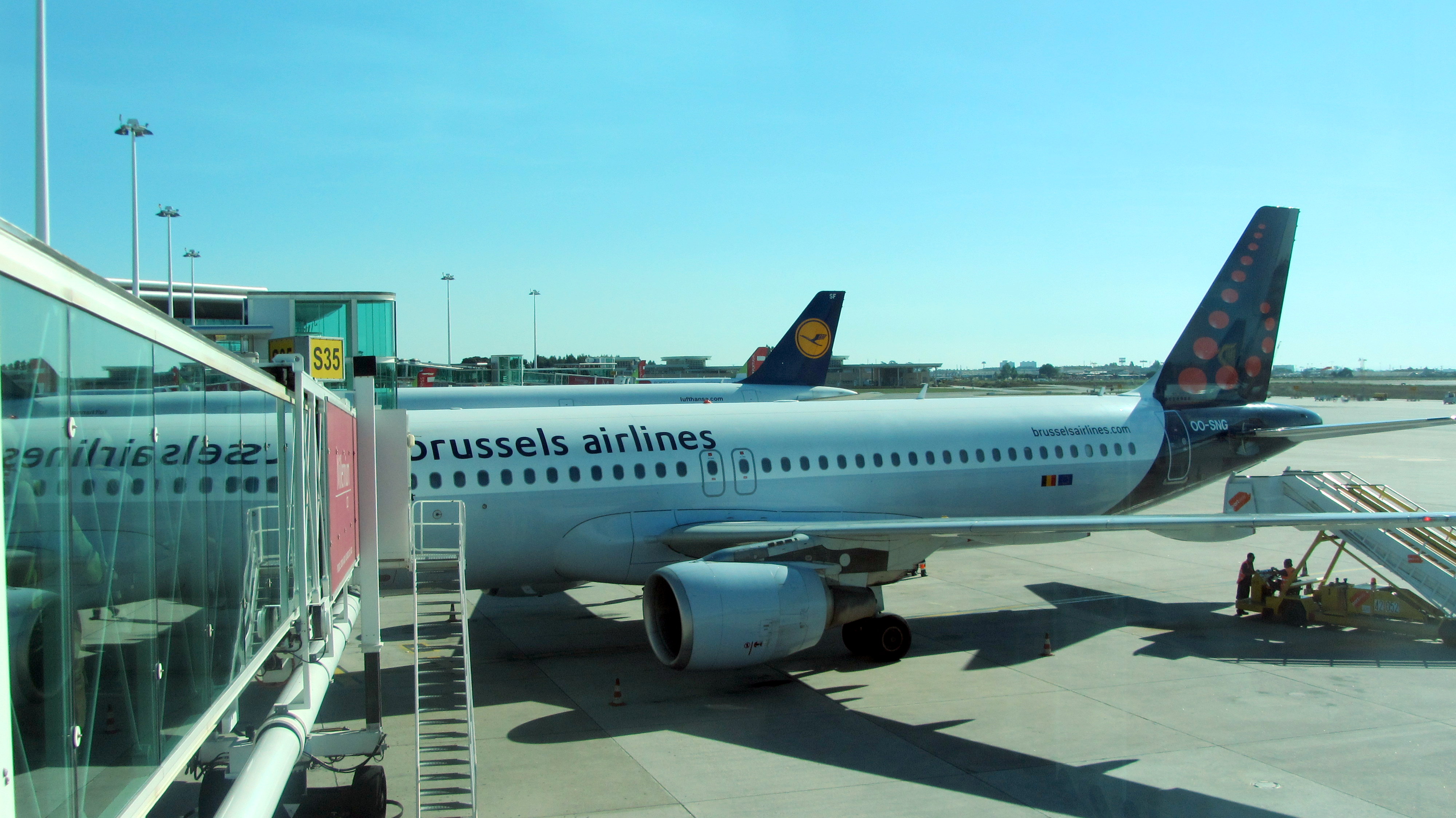 Brussels Airlines plane next to Big Brother (twice: LH owns SN, and their A321 is bigger than our A320)