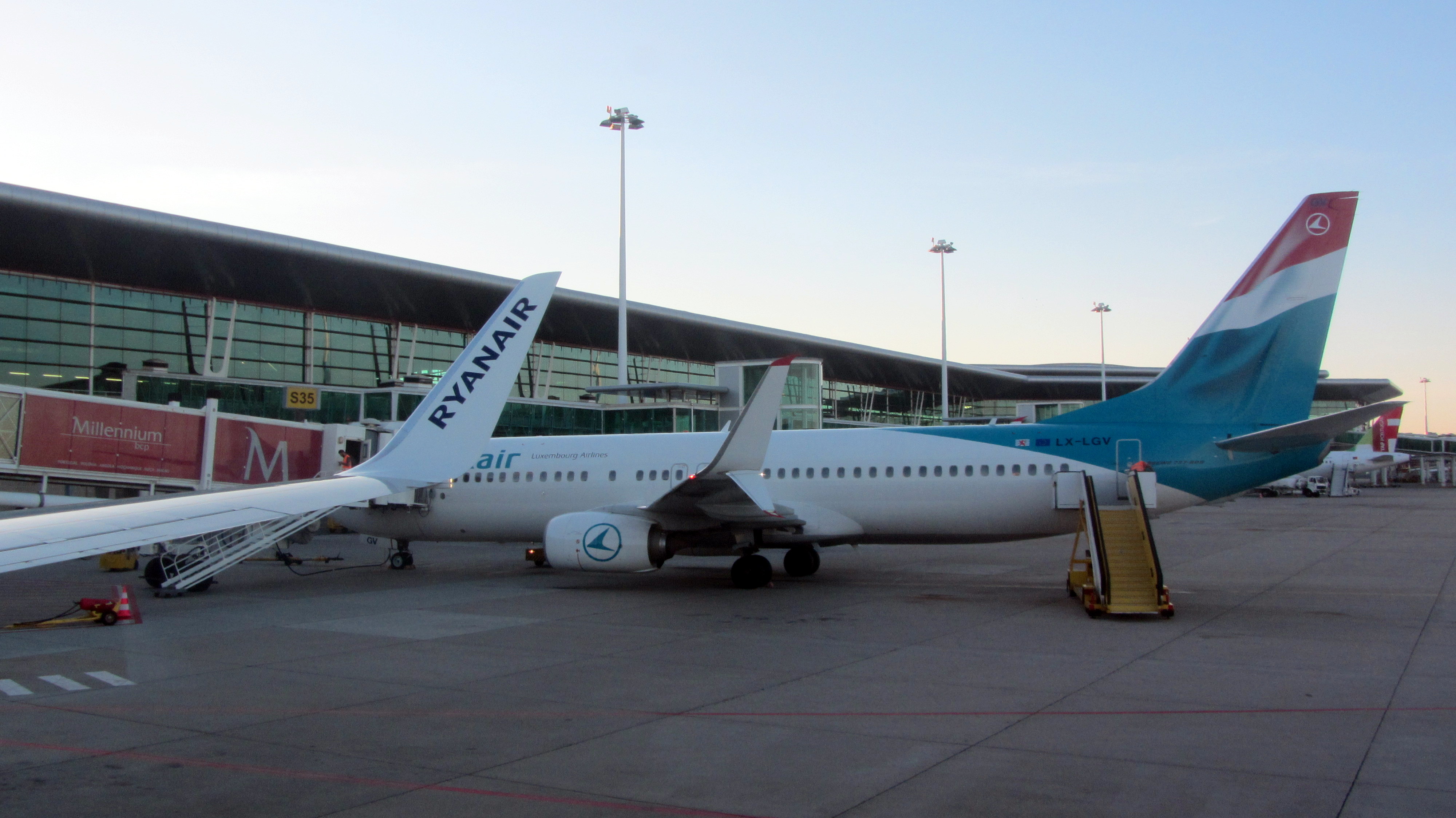 Arrival at the stand next to a Luxair Boeing 737-800 with split scimitar winglets