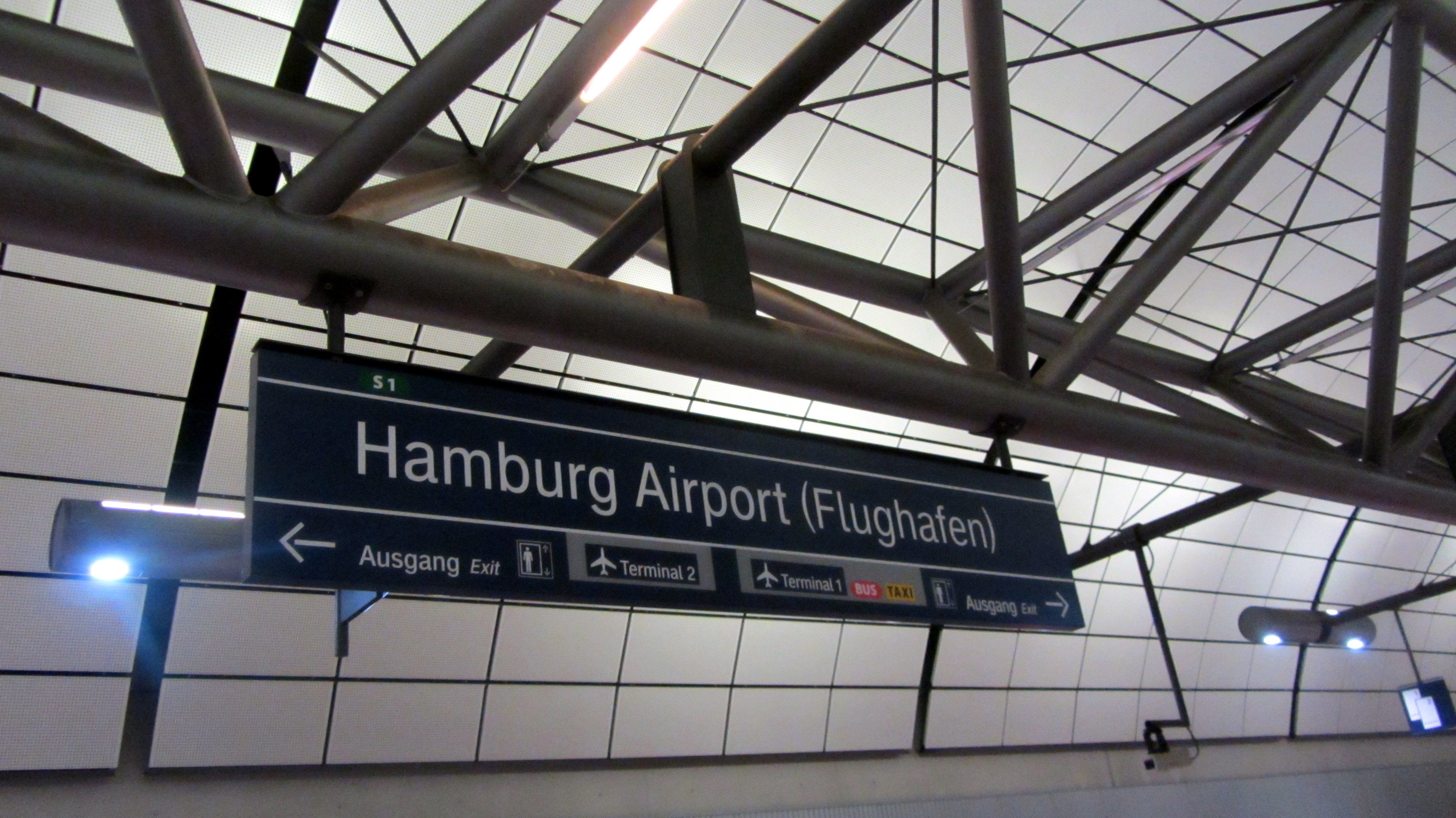 Back to Hamburg Airport...