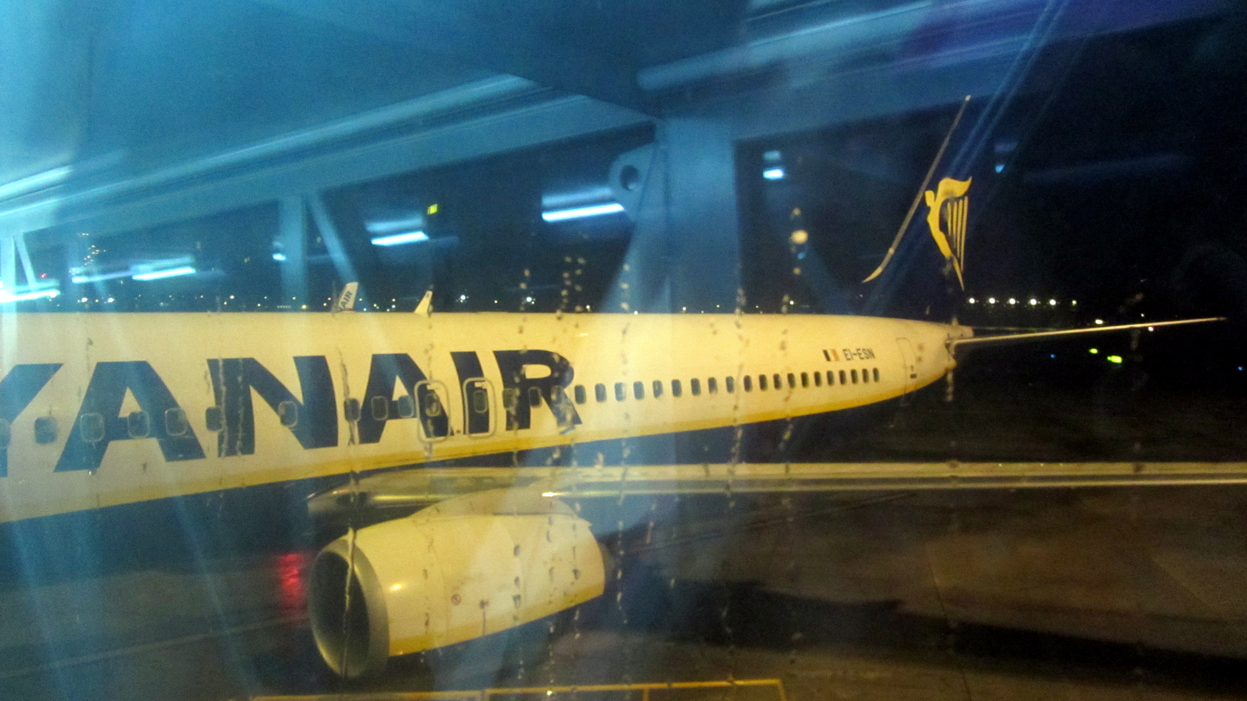 Arrival in Brussels at unusual gate for Ryanair: A/T 74 at the very end of Pier A. And disembarking through a jet bridge!