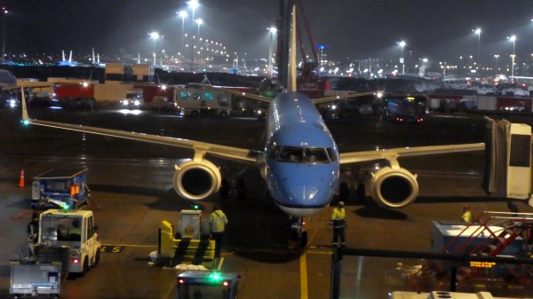 Embraer E190 PH-EZN at gate B24