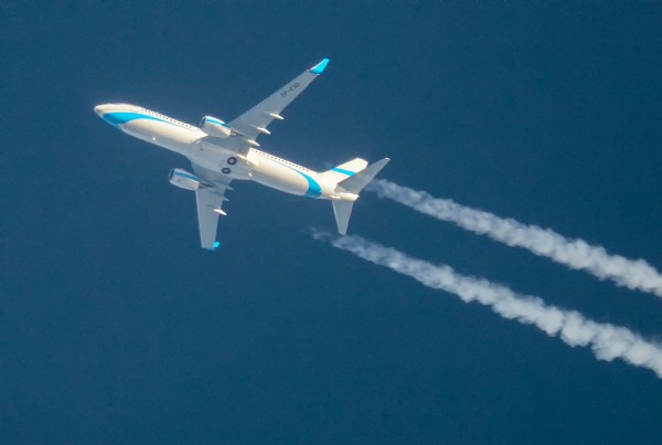 ENTER AIR BOEING 737 SP-ESD ROUTING WARSAW-EXETER AS ENT501P   39,000FT.THIS AIRCRAFT SPEND A GOOD HOUR GO ROUND DUE TO FOG.