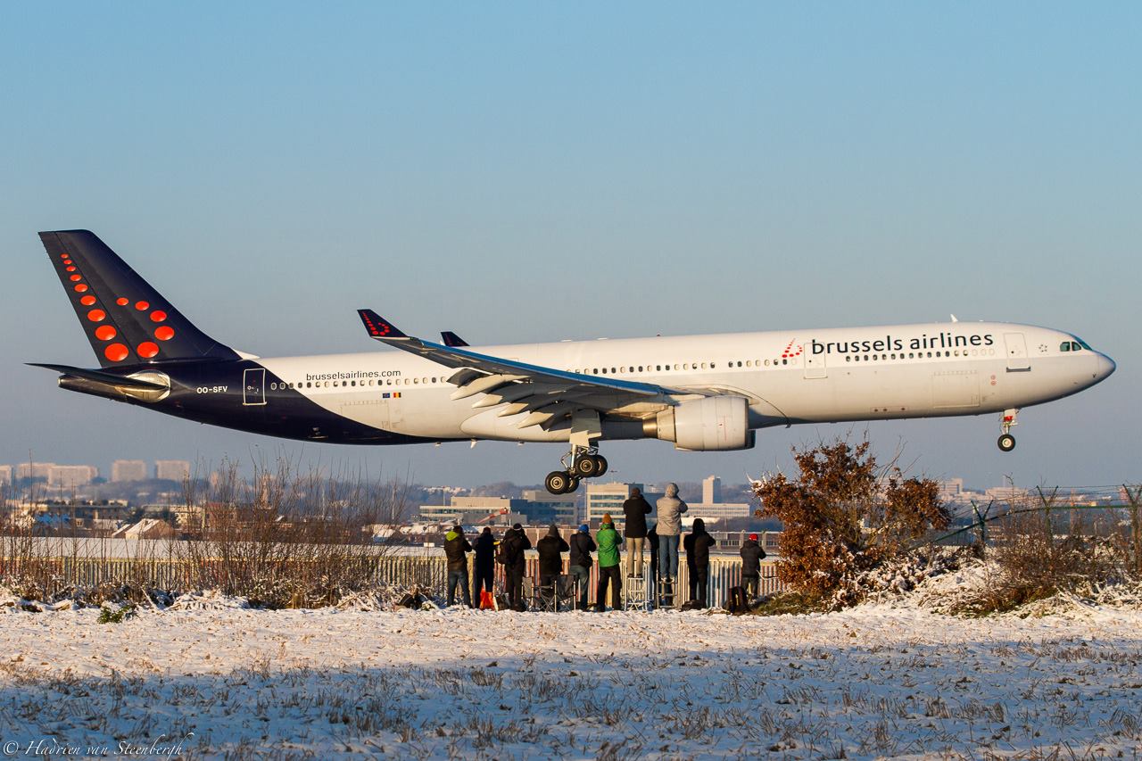 Brussels Airlines Airbus A330 ... with spotters, coypright Hadrien Van Steenbergh