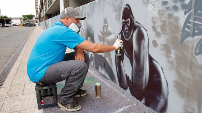 A new eye-catcher at FRA’s Terminal 1: 360-meter graffiti artwork depicting Frankfurt’s landmarks and highlights