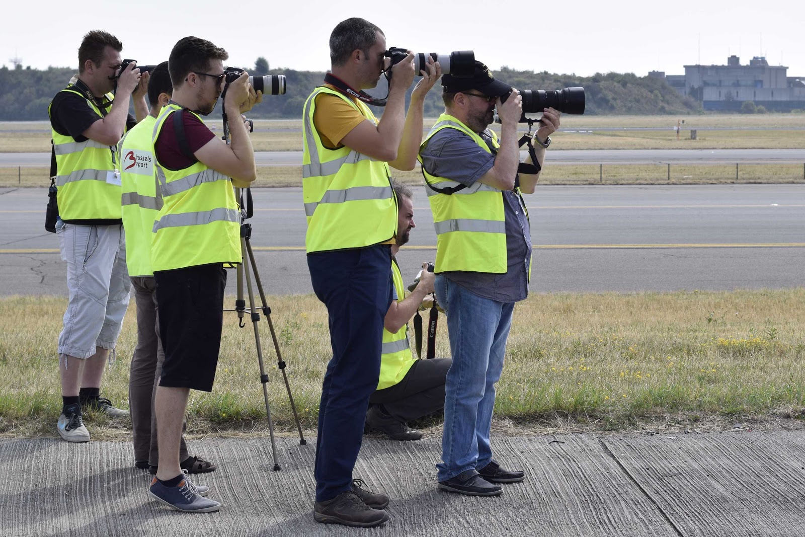 Let’s build a wall around Brussels Airport and make the plane spotters pay for it!