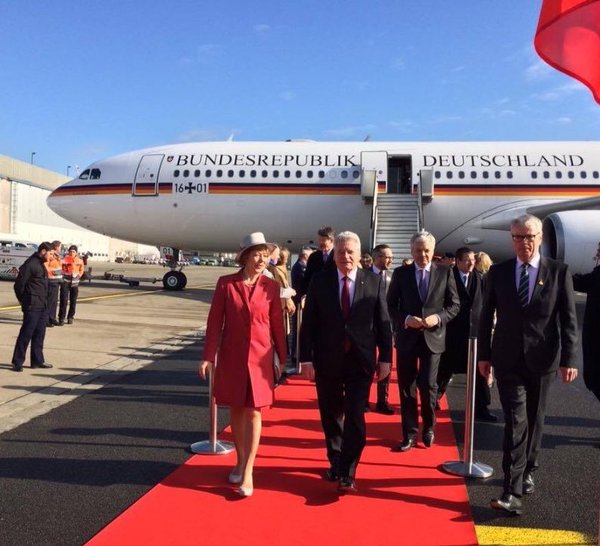 2 F16 guide German president Joachim Gauck to Brussels Airport