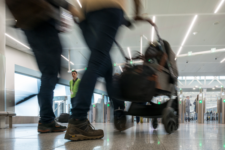 Long TSA wait times plague U.S. airports amid DHS funding standoff