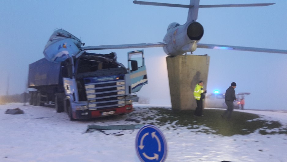 Florennes: improbable collision between a lorry and … a fighter plane