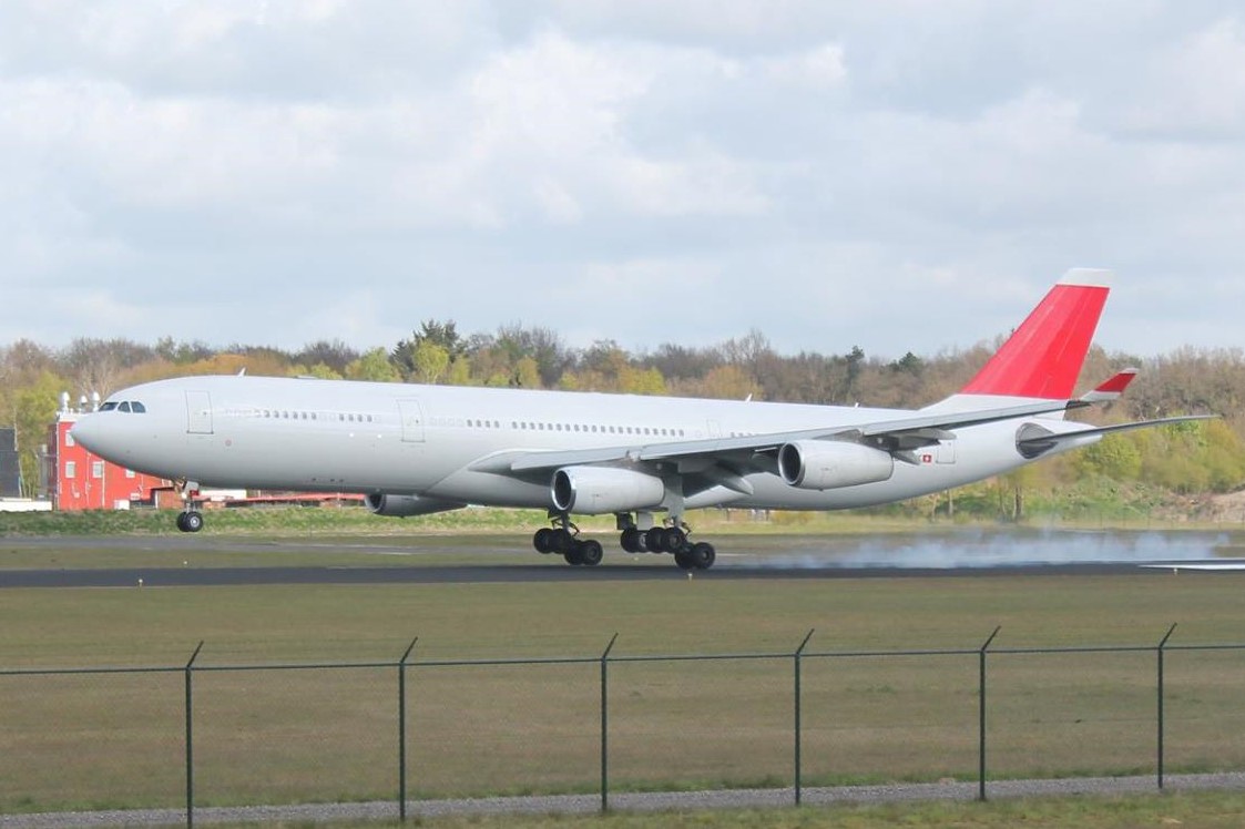 Movie and pictures of the last flight of HB-JMK, a SWISS Airbus A340-300 (at Enschede Airport Twente)