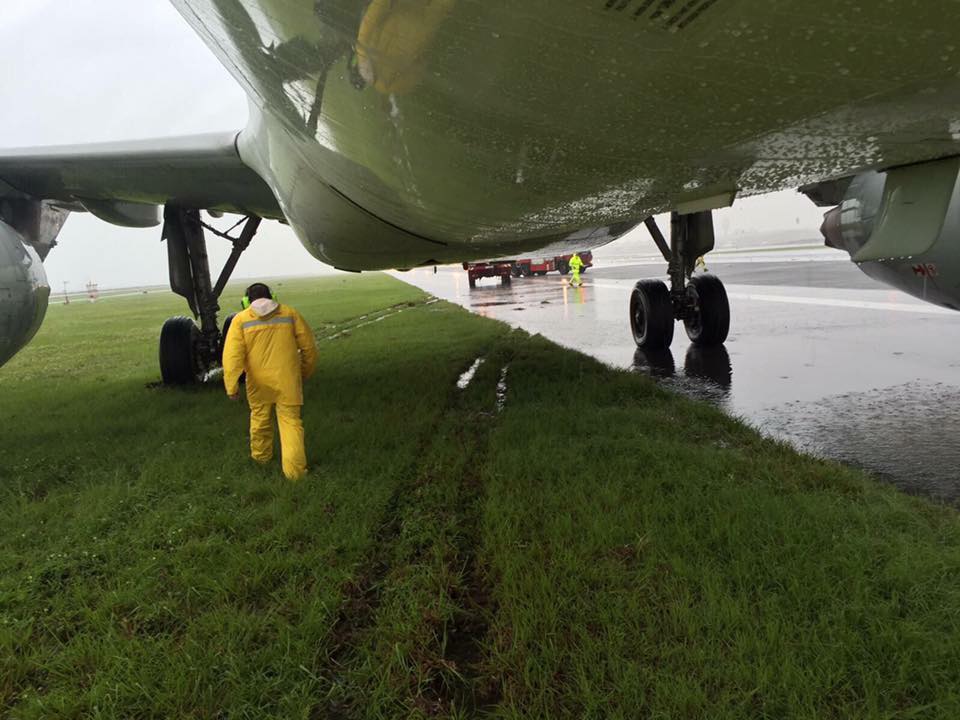 China Eastern Airbus A321 skids off the runway in Hong Kong (flight MU765)