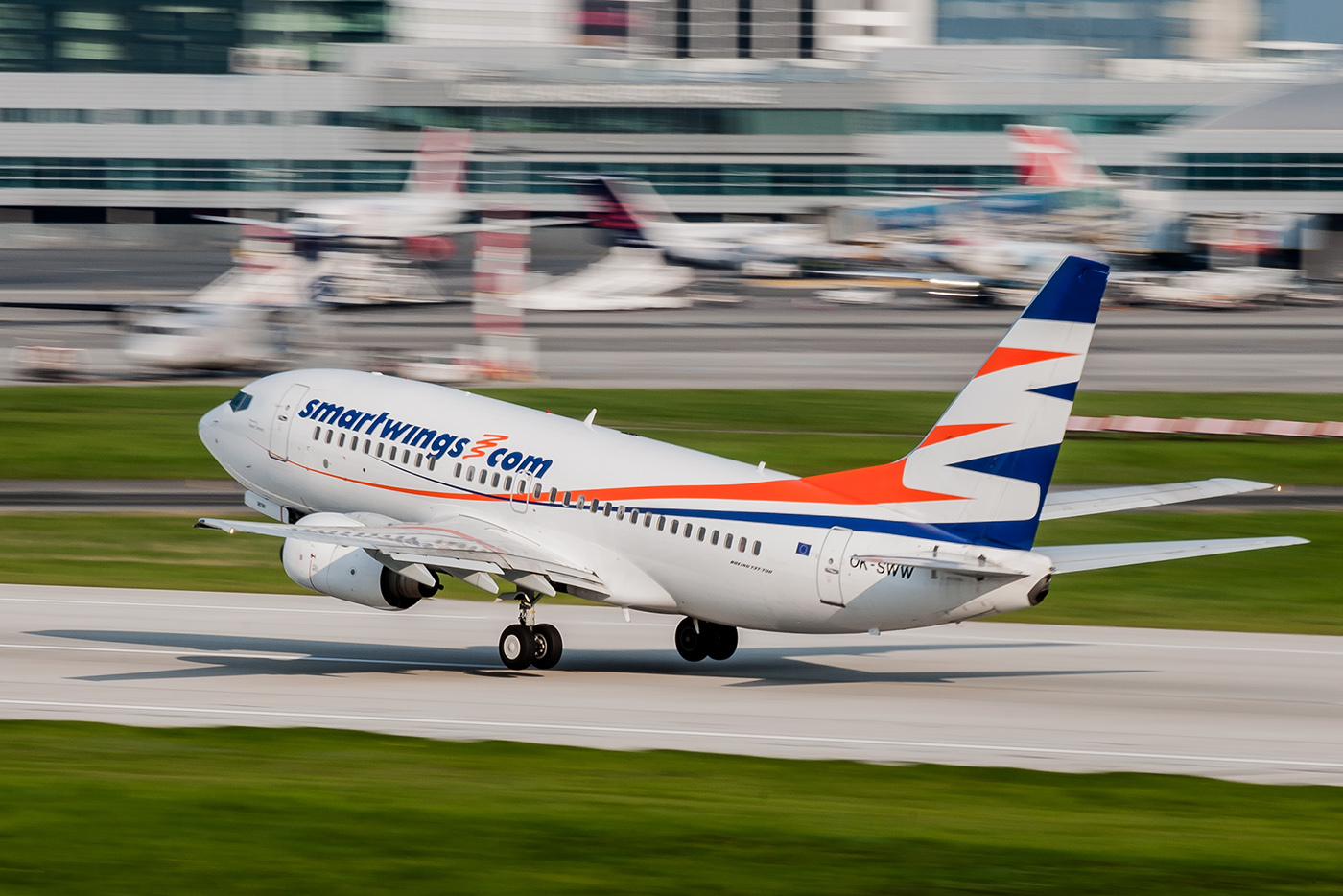 Engine of a SmartWings Boeing 737-800 shuts down in-flight, crew continues to Prague for another 2 hours and 20 minutes on remaining engine
