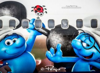 The Smurfs livery painted on SunExpress Germany Boeing 737