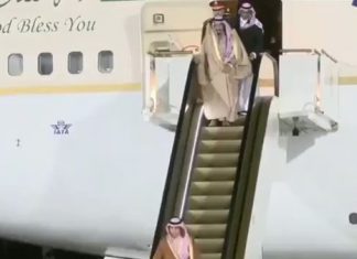 The golden escalator stairs of the Saudi Arabian king got stuck while he was descending his aircraft