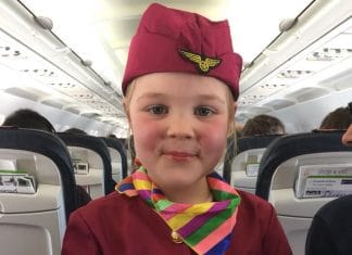 Young flight attendant Emeraude (6) stole the show at Brussels Airport and on her flight to Porto