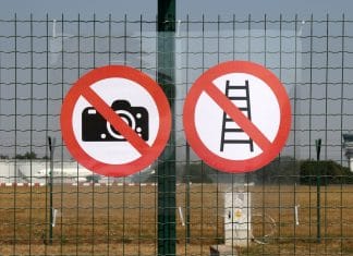 Two new pictograms for plane spotters near spotting platform 25L/07R at Brussels Airport.
