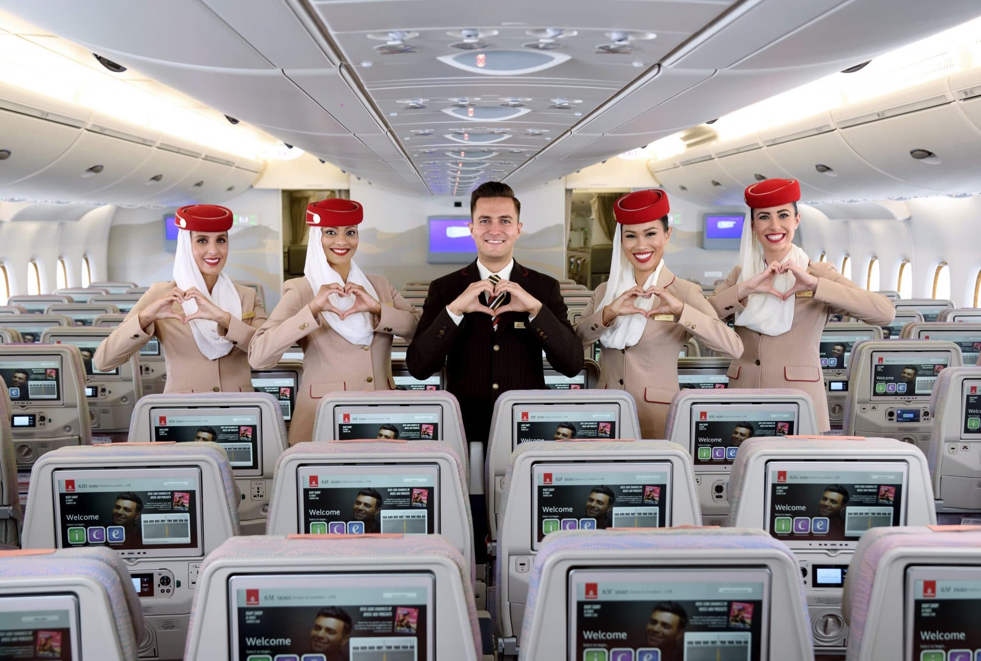 Сайт эмиратские авиалинии. Авиалинии Дубай Эмирейтс. Дубайская авиакомпания Emirates. Авиапарк Emirates Airlines. Арабские авиалинии Emirates самолеты.