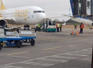 Two luggage tugs were used to push back a Flybondi Boeing 737 at Salta Airport, Argentina