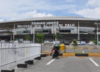Indonesian city of Palu hit by tsunami after powerful earthquake; airport closed