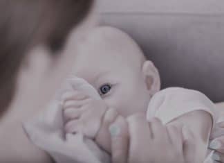 Flight attendant breastfeeds hungry passenger’s baby