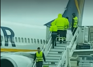 Non-conventional but effective way of de-icing a Ryanair aircraft at Brindisi Airport has caused a stir in Italy