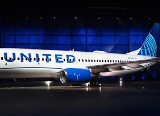 United Airlines sells, leases back aircraft in bid to conserve cash