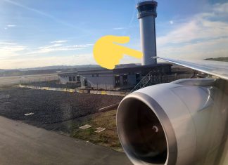 Turkish Airlines Boeing 777 hits light pole during taxi at Istanbul Airport