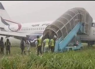 Air Peace Boeing 737-500 skids off runway at Port Harcourt, Nigeria