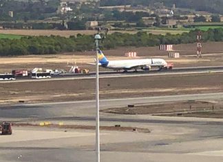 High delays at Palma de Mallorca airport as aircraft blocks runway
