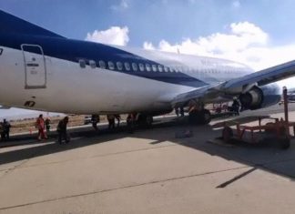 Boliviana de Aviacion Boeing 737-300 suffers main gear malfunction during landing at La Paz Airport