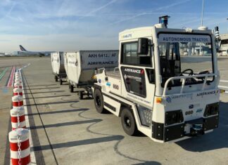 A world first: an autonomous baggage tractor tested in real conditions by Air France
