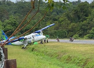 MASwings Viking DHC-6-400 Twin Otter skids off runway during landing at Long Seridan Airport, Malaysia