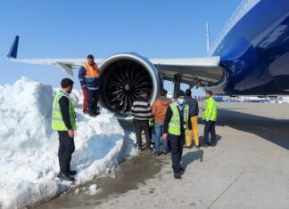 IndiGo Airbus A321neo gets stuck in a pile of snow at Srinagar Airport, India