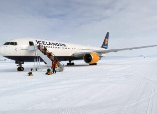 UPDATE: Icelandair Boeing 767 has landed in Antarctica