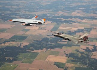 U.S. Navy and Boeing conduct first MQ-25 refuelling mission with F-35C