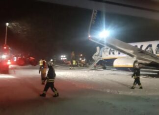 Ryanair plane makes runway excursion at Katowice, Poland. Airport closed for 5 hours