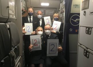 Palindromic two-day: Lufthansa flight LH2222 departs to Two-louse