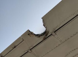 Spicejet Boeing 737-800 hits light pole during push-back at Delhi, India