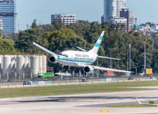 Argentina Air Force Boeing 737-500 makes an unusual landing at Buenos Aires Jorge Newbery