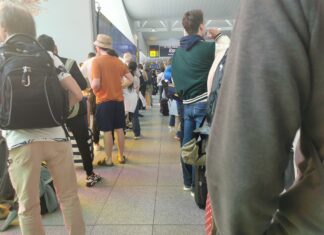 Airports and airlines urge EES reforms as border queues reach five hours