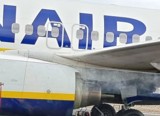 A Ryanair plane blocks Tenerife South runway for four hours