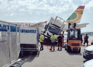 Air Sénégal Airbus A319 gets damaged during push-back at Barcelona Airport