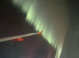 easyJet flight makes 360 circle to enjoy polar lights
