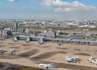 Two wide-bodies collide on a taxiway at Tokyo Haneda airport